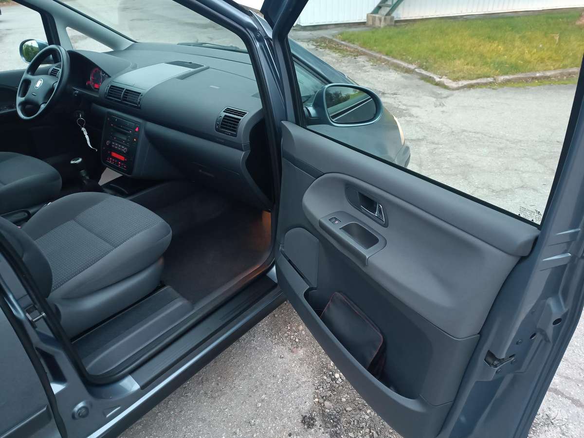 Seat Alhambra 2010 — photo 11