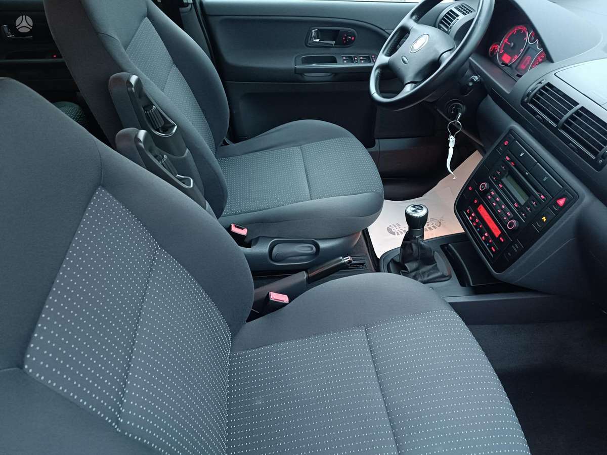 Seat Alhambra 2010 — photo 14