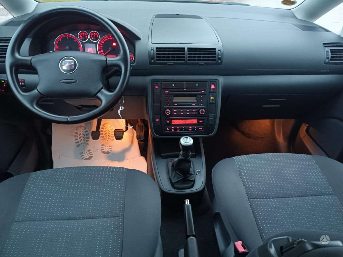 Seat Alhambra 2010 — photo 19