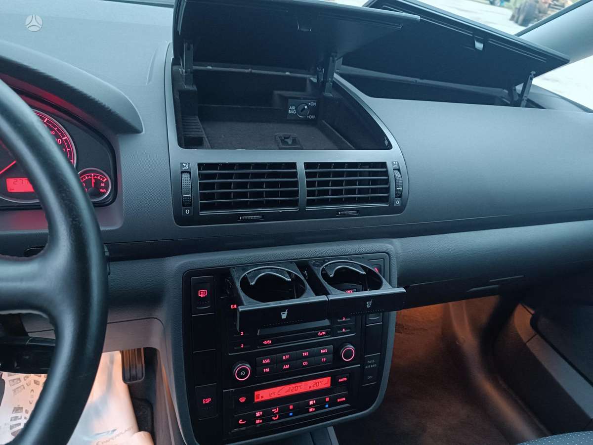 Seat Alhambra 2010 — photo 24