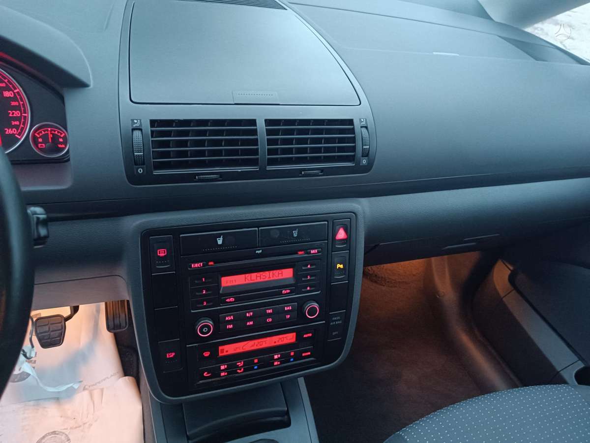 Seat Alhambra 2010 — photo 25