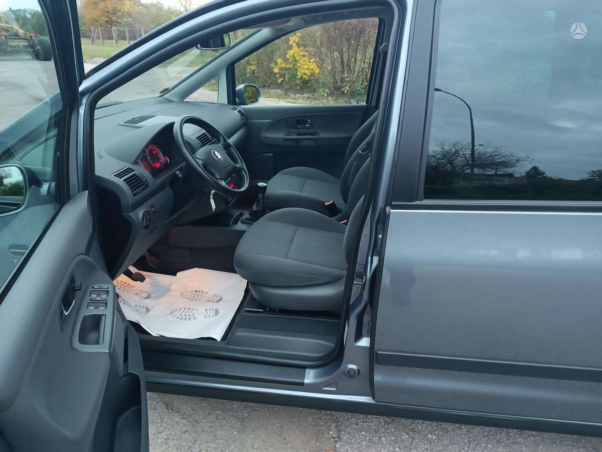 Seat Alhambra 2010 — photo 9