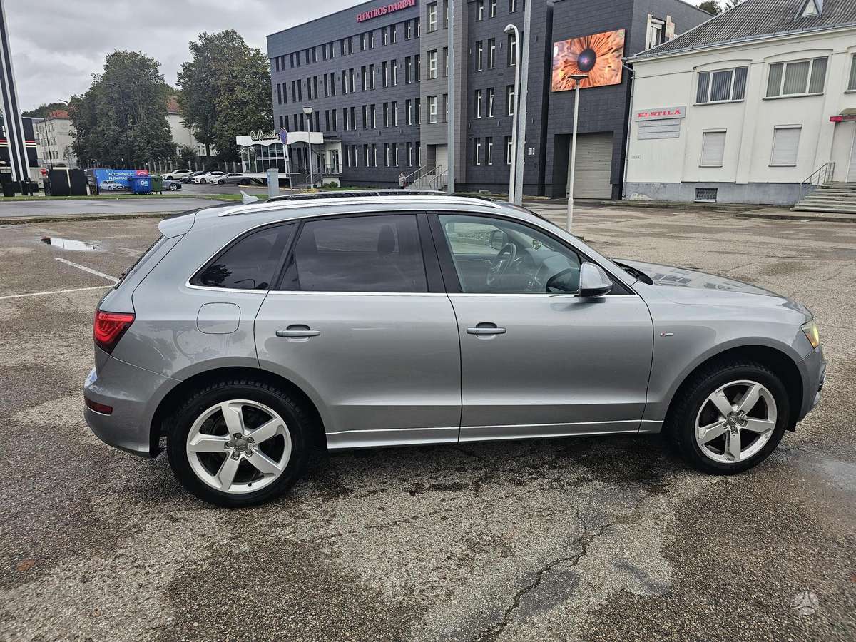 Audi Q5 2011 — rear view