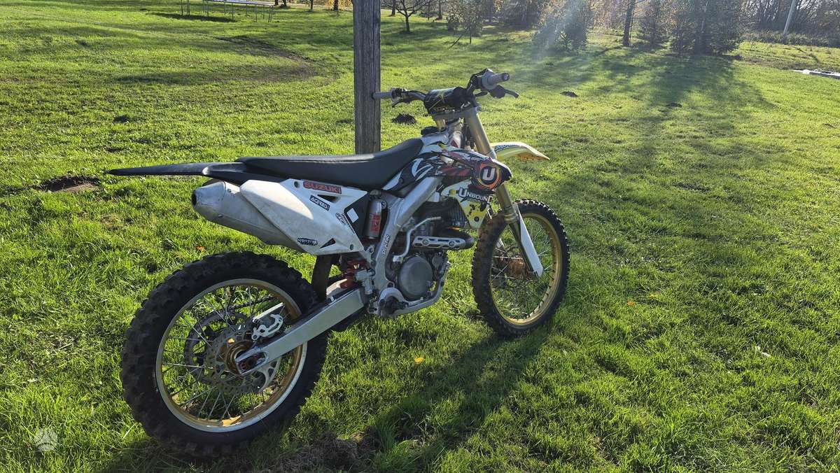 Suzuki RMZ 2012 — rear view