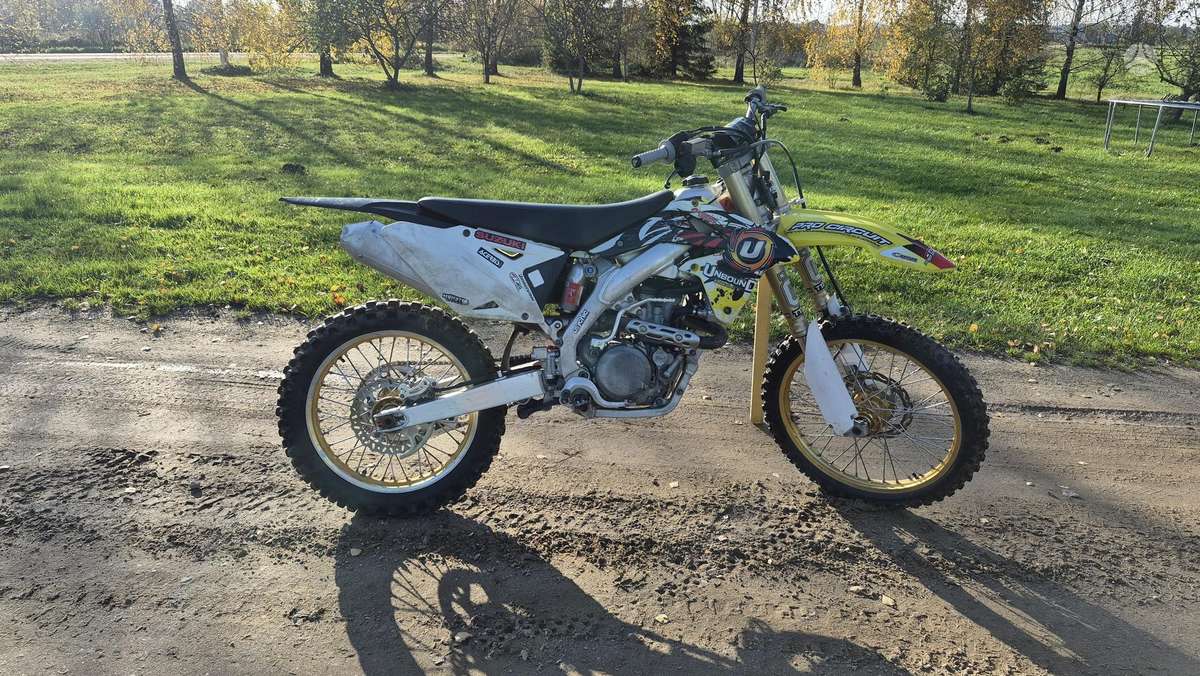 Suzuki RMZ 2012 — interior