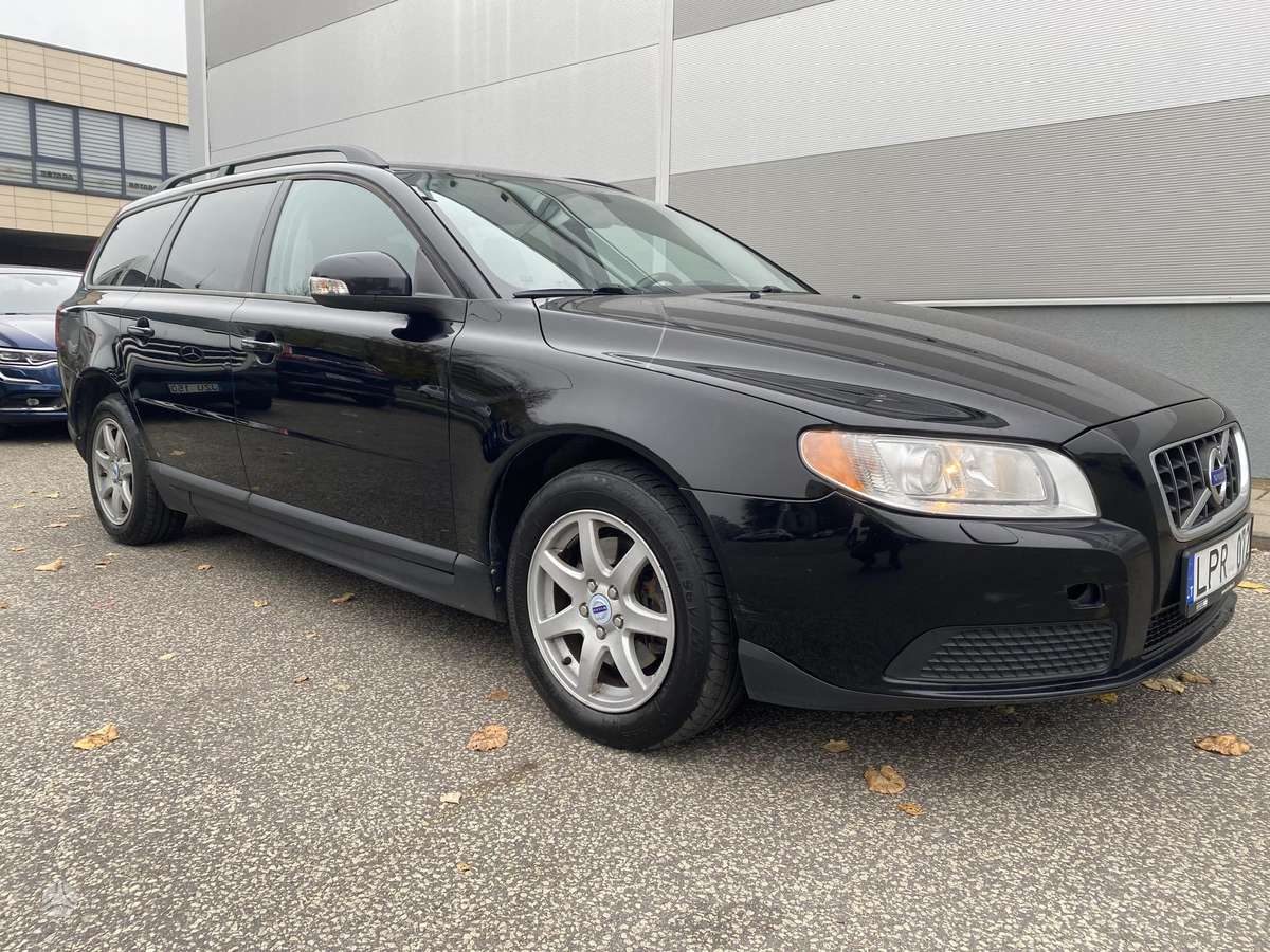 Volvo V70 2010 — вигляд ззаду