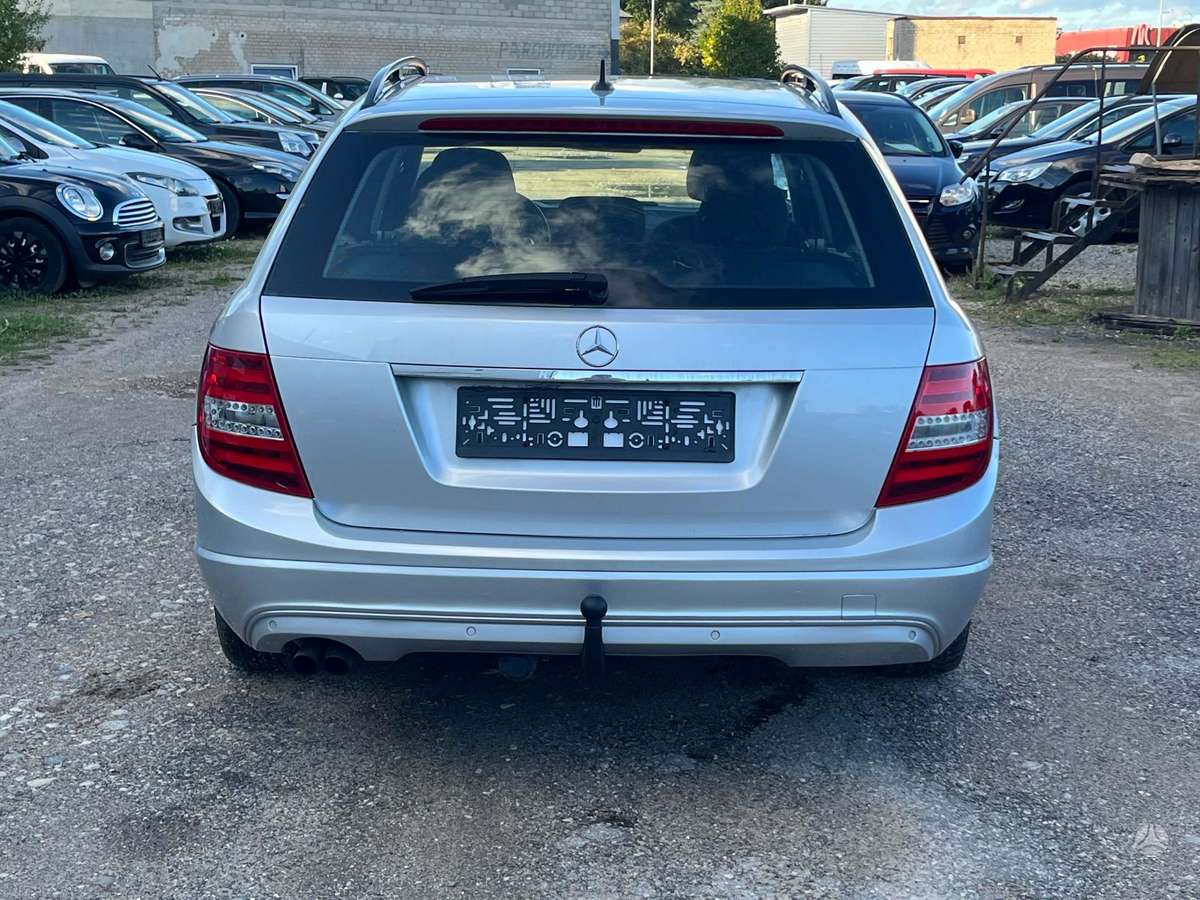 Mercedes-Benz C200 2011 — photo 10