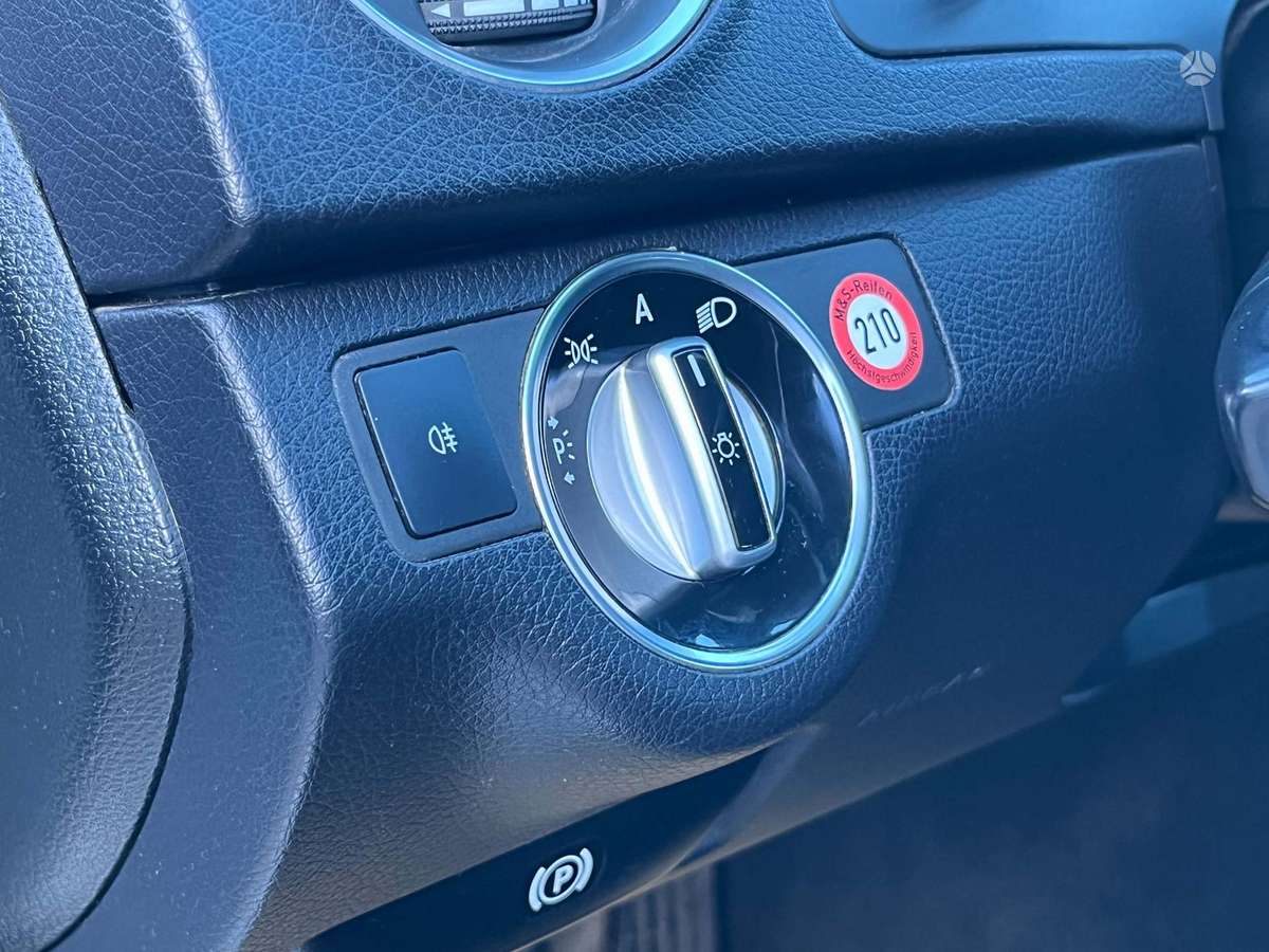 Mercedes-Benz C200 2011 — photo 11
