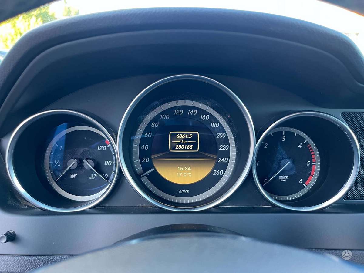 Mercedes-Benz C200 2011 — photo 14