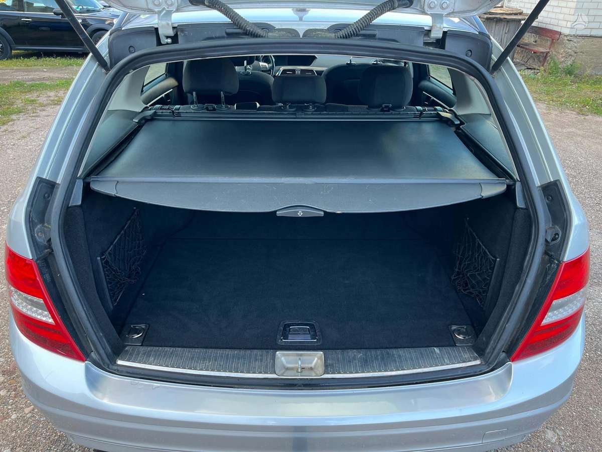 Mercedes-Benz C200 2011 — photo 16