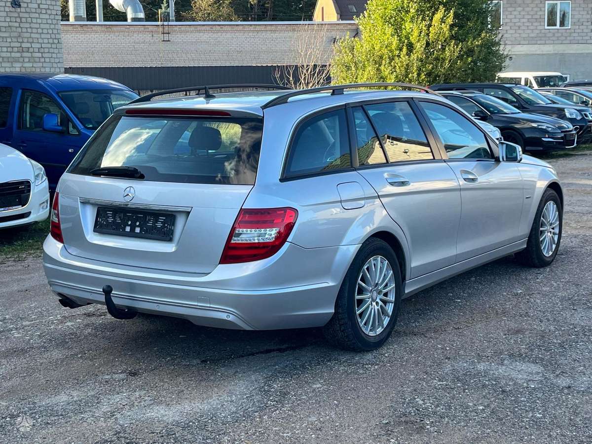 Mercedes-Benz C200 2011 — photo 9
