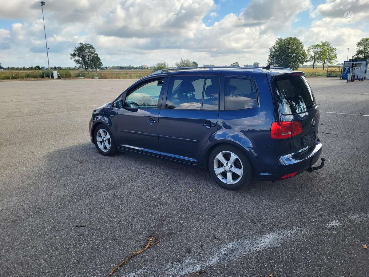 Volkswagen Touran 2013 — вигляд ззаду