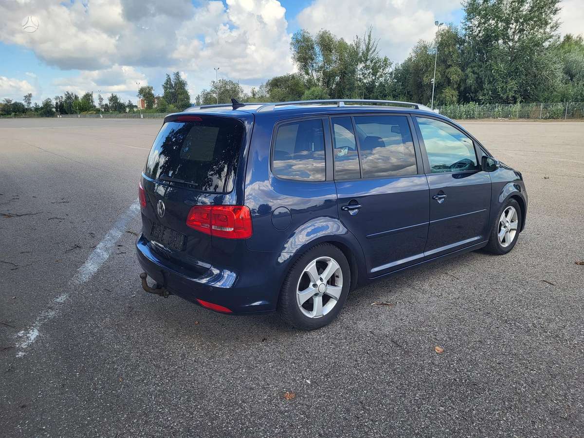 Volkswagen Touran 2013 — салон