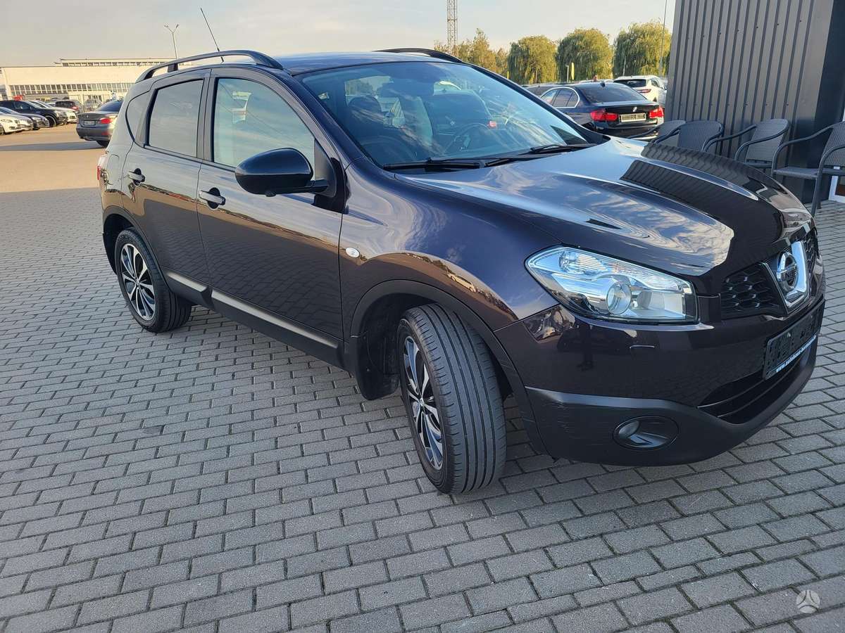 Nissan Qashqai 2013 — rear view
