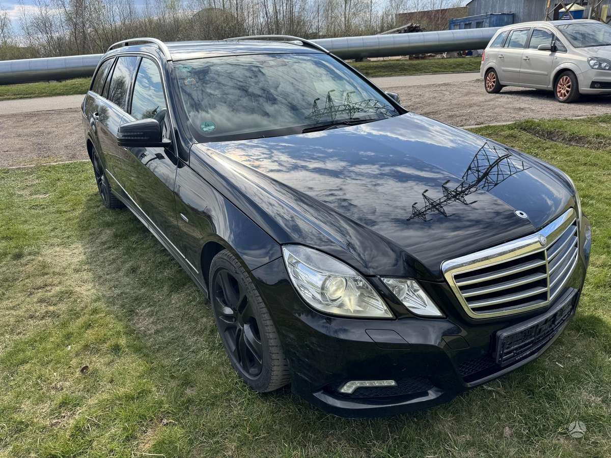 Mercedes-Benz E350 2010 — вигляд ззаду