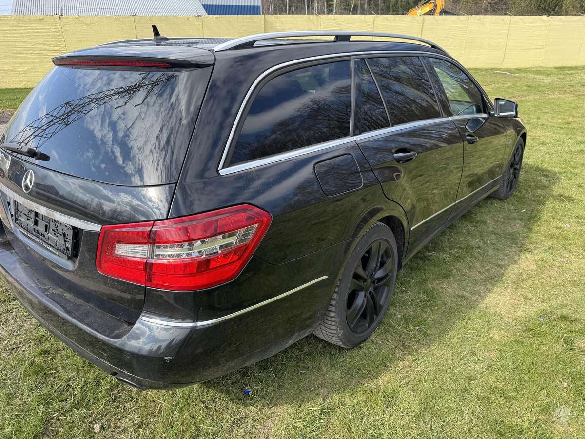 Mercedes-Benz E350 2010 — салон