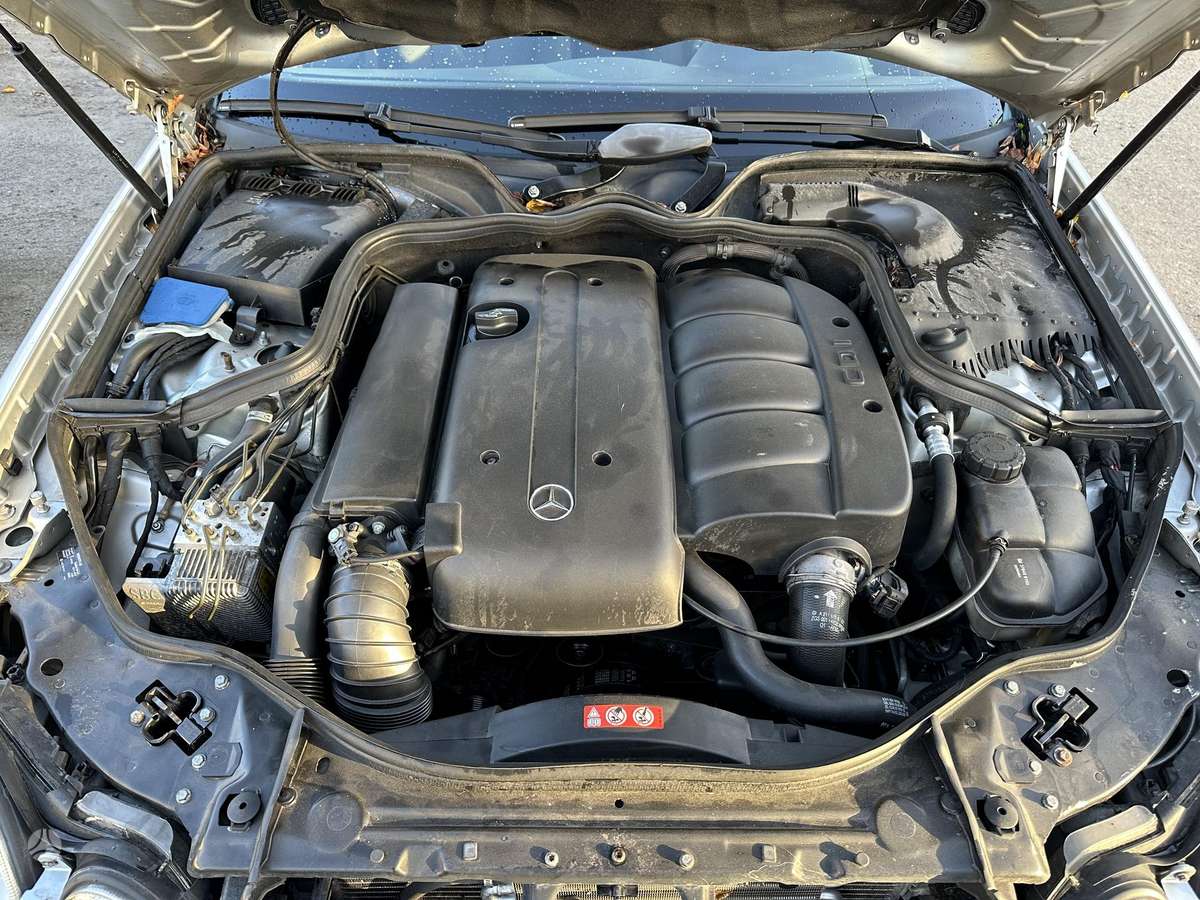 Mercedes-Benz E220 2005 — photo 11