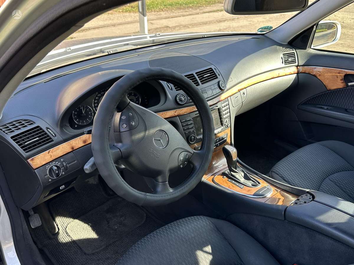 Mercedes-Benz E220 2005 — photo 12