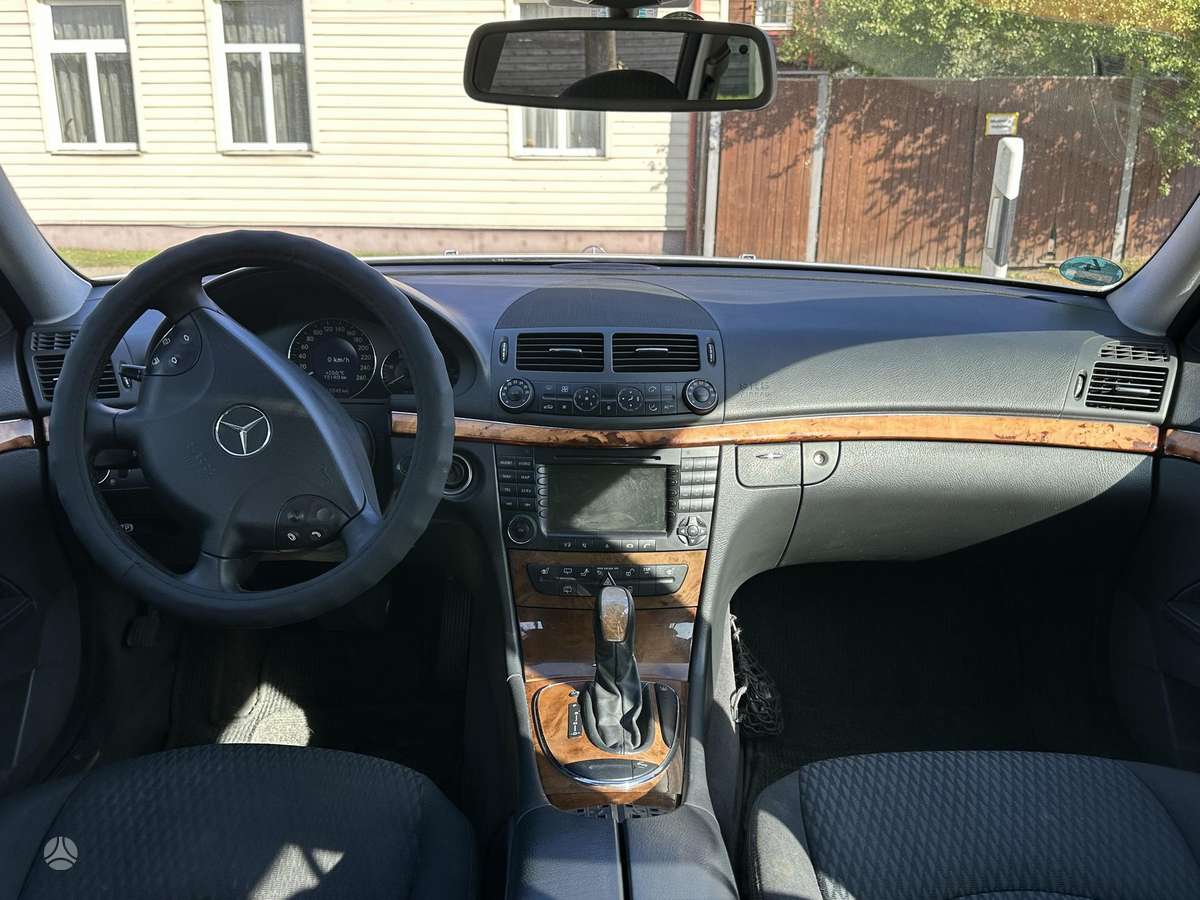 Mercedes-Benz E220 2005 — photo 13