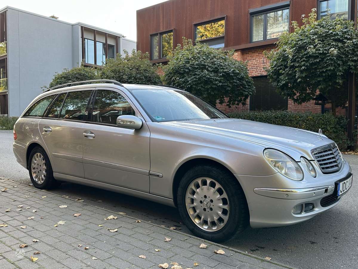 Mercedes-Benz E220 2005 — rear view