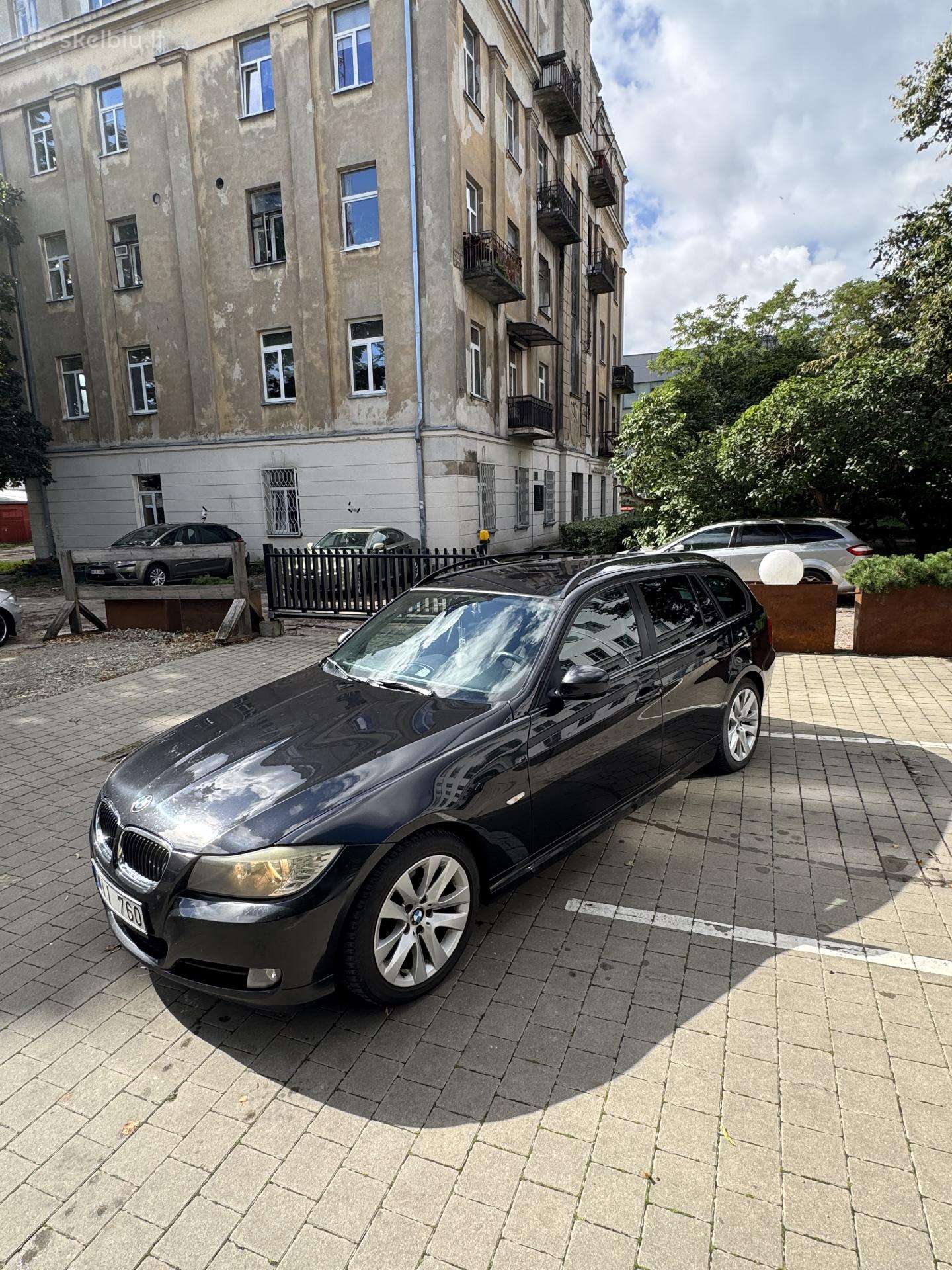 BMW 320 2009 — rear view