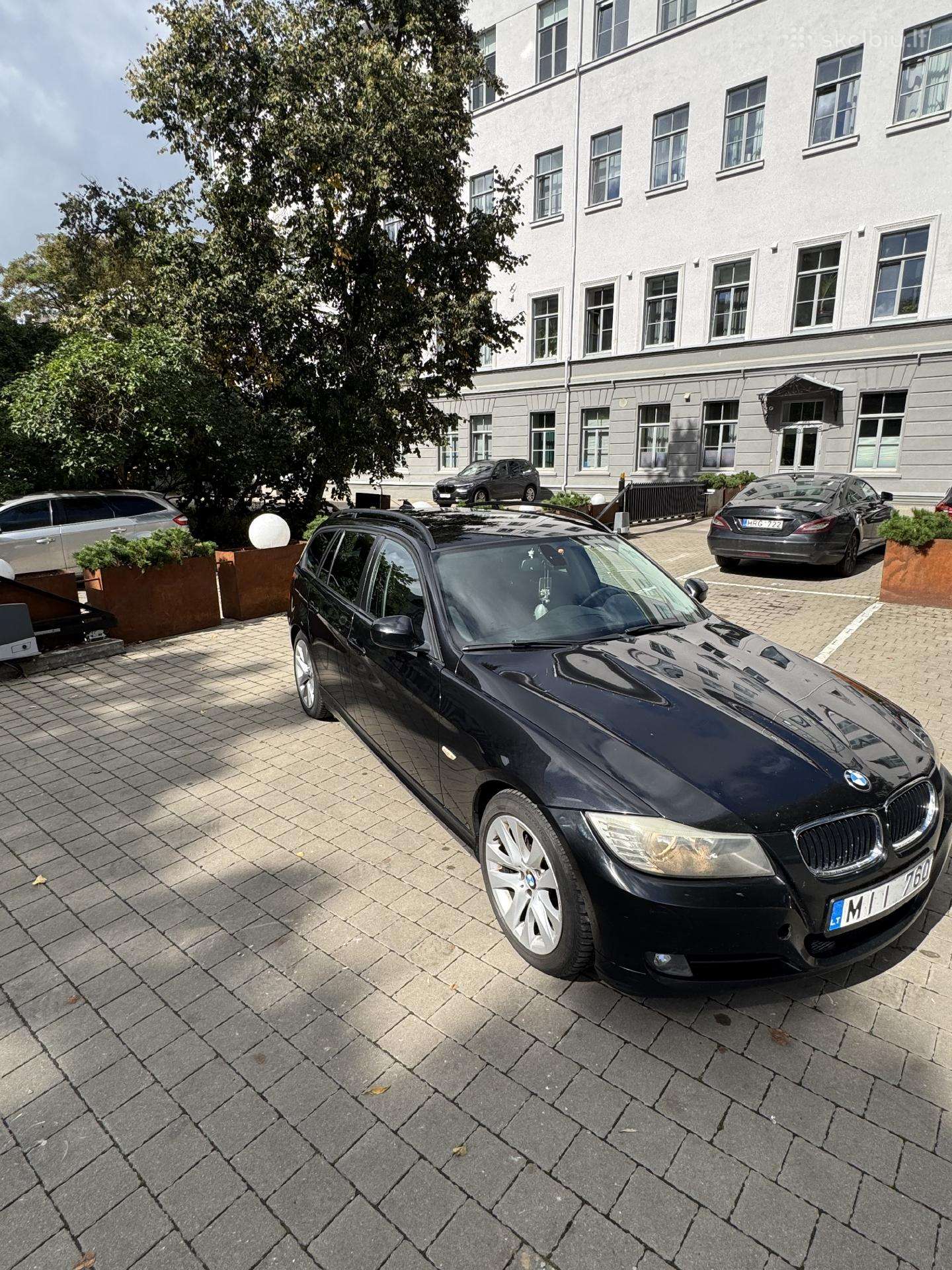 BMW 320 2009 — interior