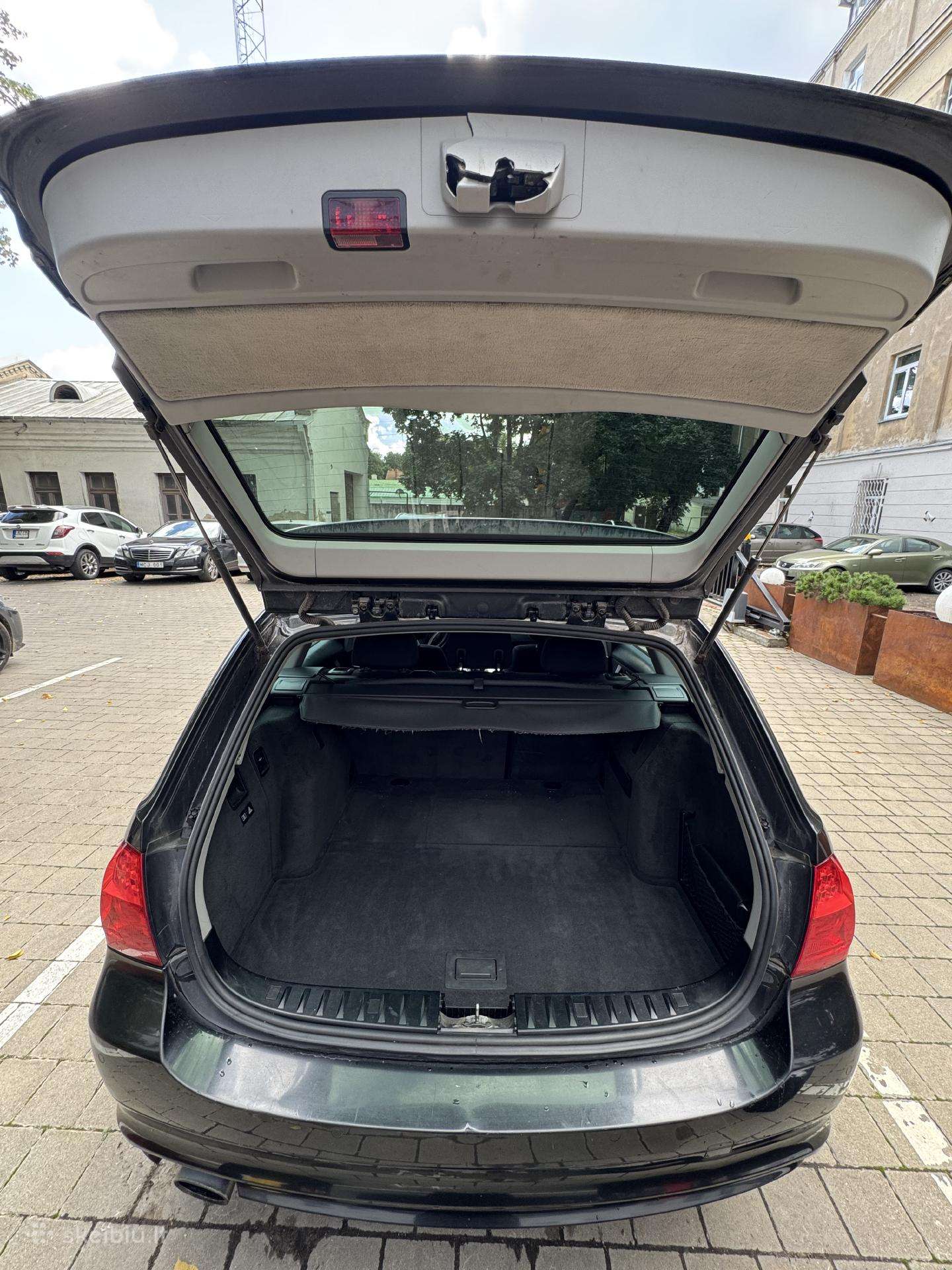 BMW 320 2009 — photo 9