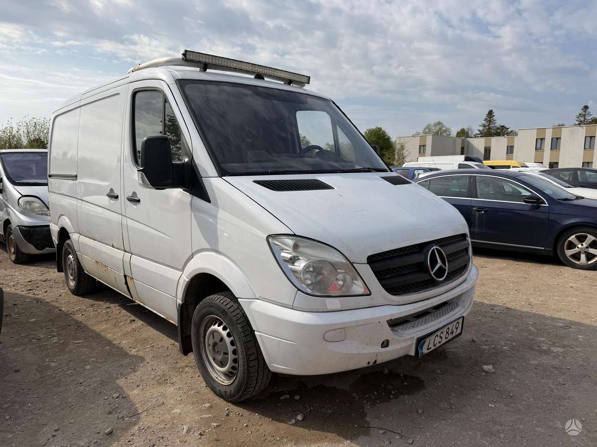 Mercedes-Benz Sprinter 2011 — rear view