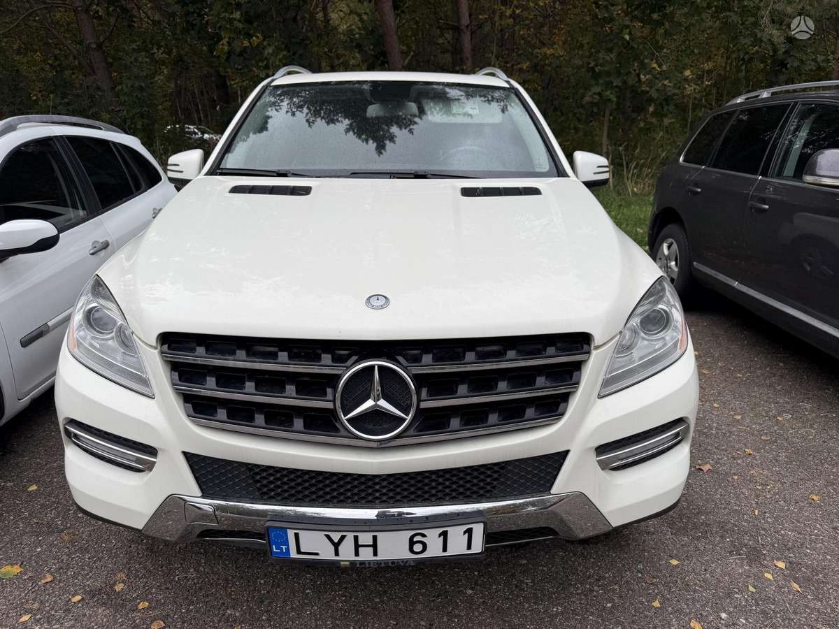 Mercedes-Benz ML350 2012 — вигляд ззаду