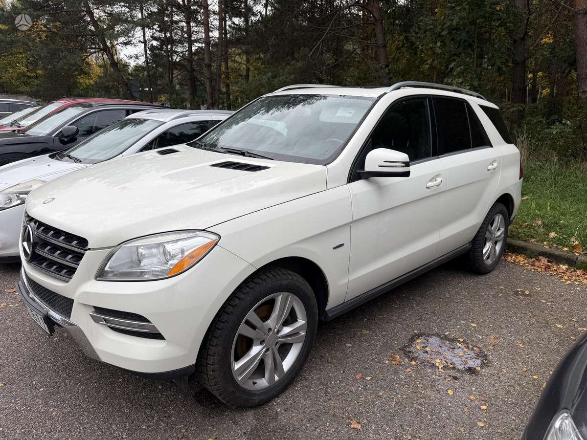 Mercedes-Benz ML350 2012 — салон