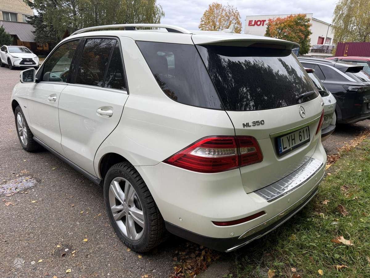 Mercedes-Benz ML350 2012 — двигун 3498 cm³, 306 HP (225kW)