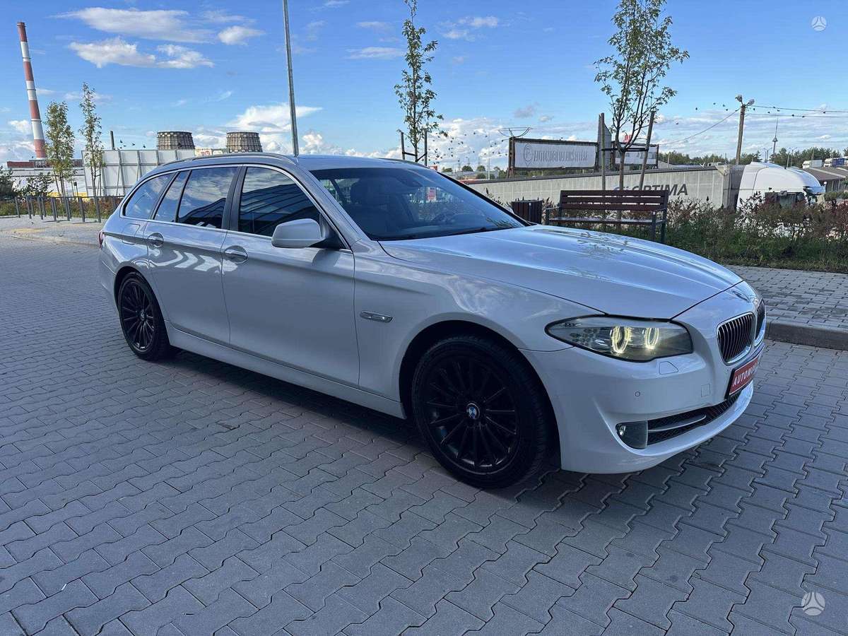 BMW 520 2013 — interior