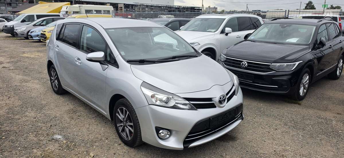 Toyota Verso 2014 — interior