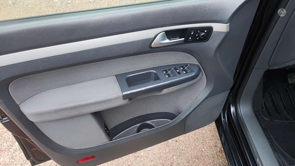 Volkswagen Touran 2013 — photo 12