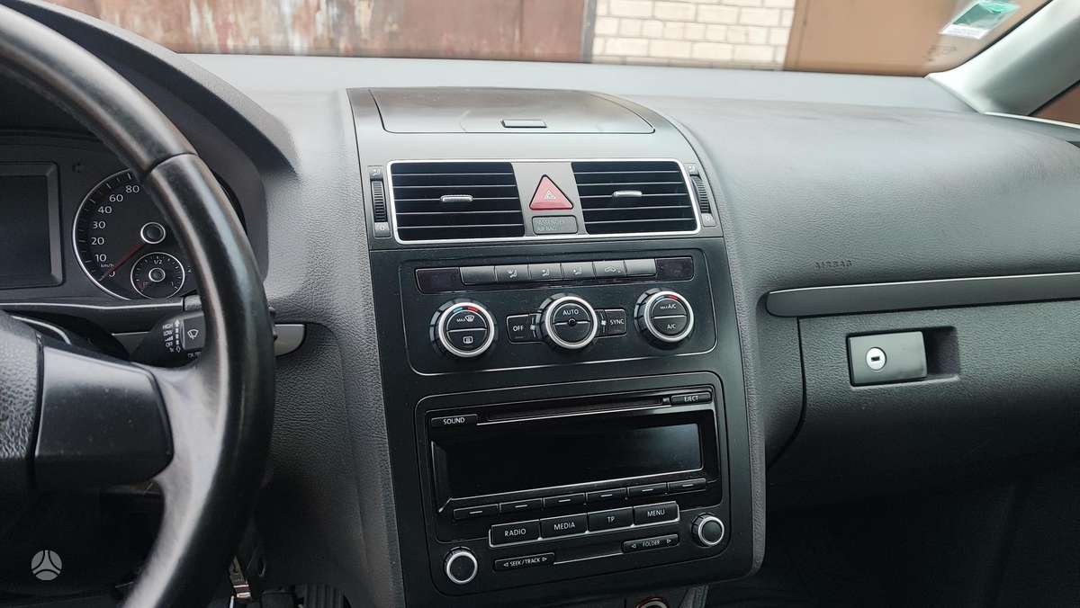 Volkswagen Touran 2013 — photo 14