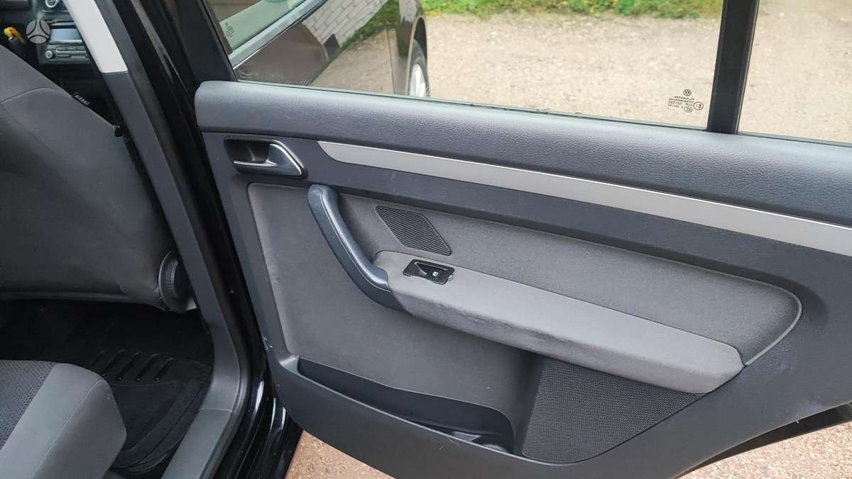 Volkswagen Touran 2013 — photo 21
