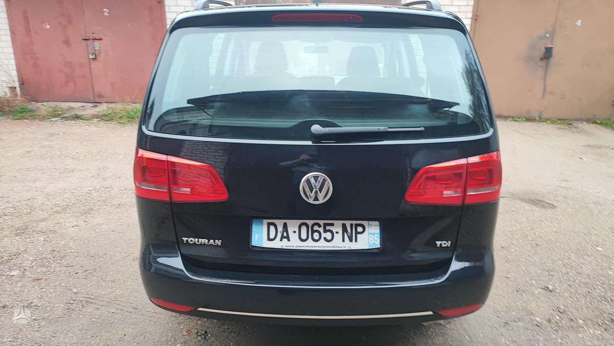 Volkswagen Touran 2013 — interior