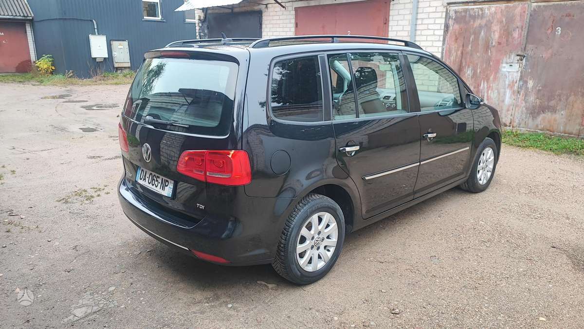 Volkswagen Touran 2013 — engine 1598 cm³, 105 HP (77kW)
