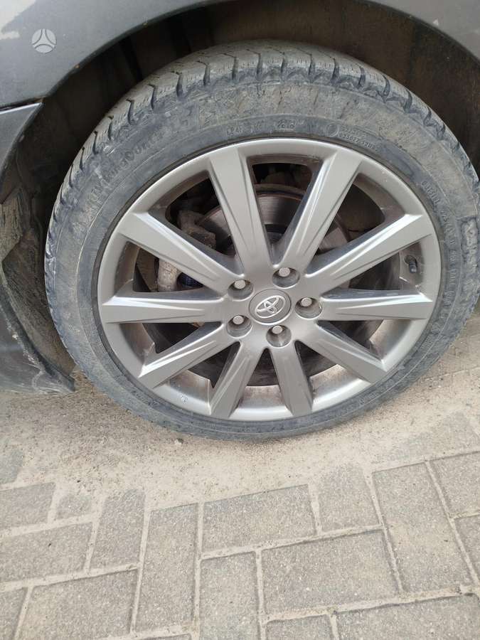 Toyota Avensis 2012 — rear view
