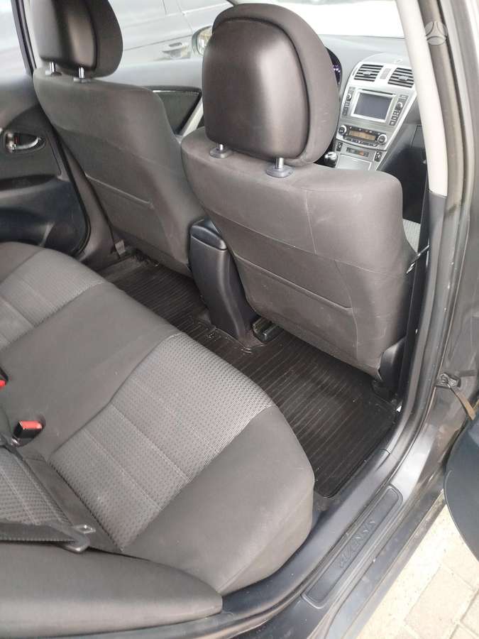 Toyota Avensis 2012 — interior