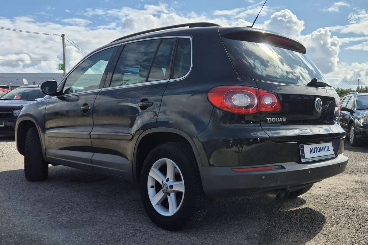 Volkswagen Tiguan 2008 — rear view