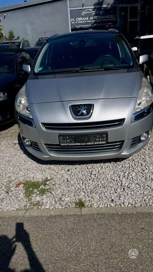 Peugeot 5008 2012 — салон
