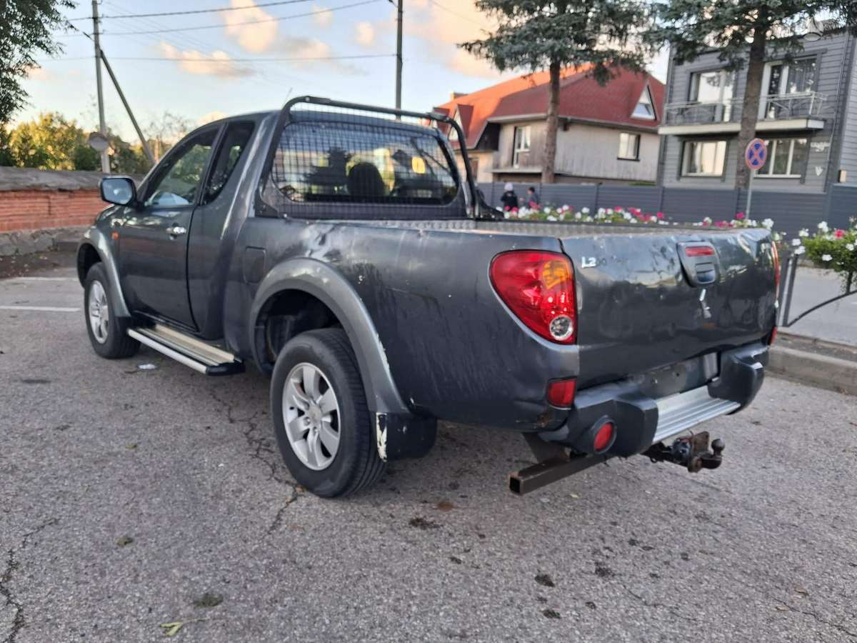 Mitsubishi L200 2006 — rear view