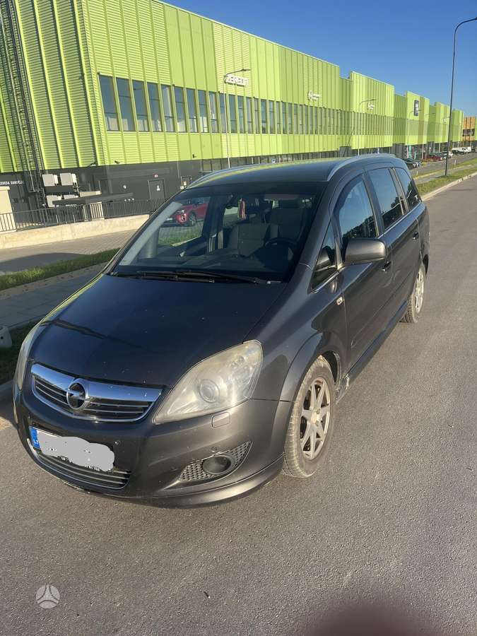 Opel Zafira 2010 — rear view