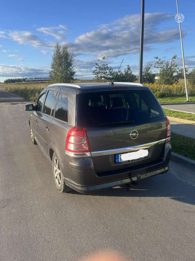 Opel Zafira 2010 — interior