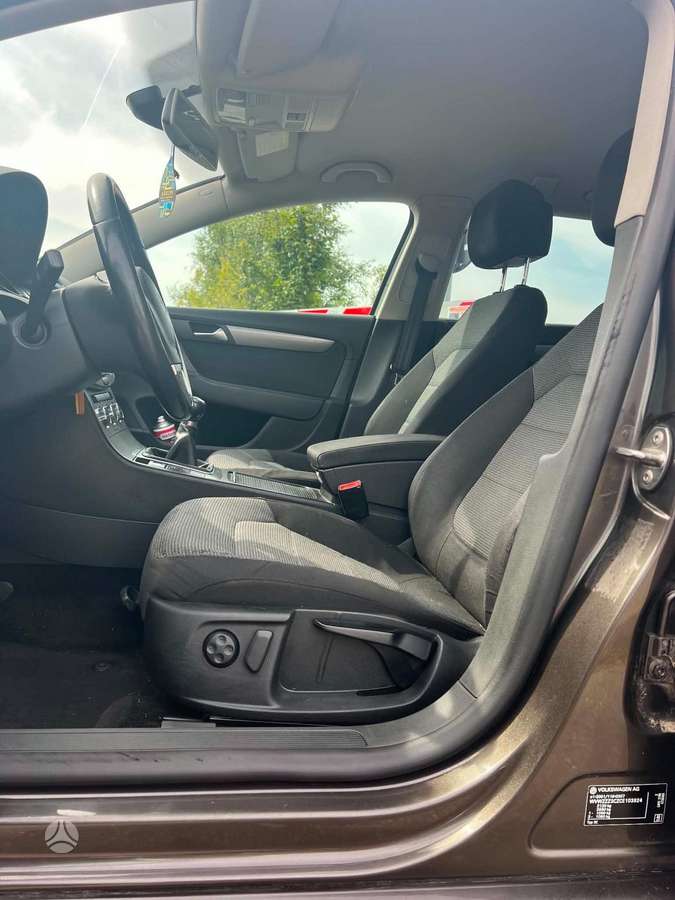 Volkswagen Passat 2012 — photo 17