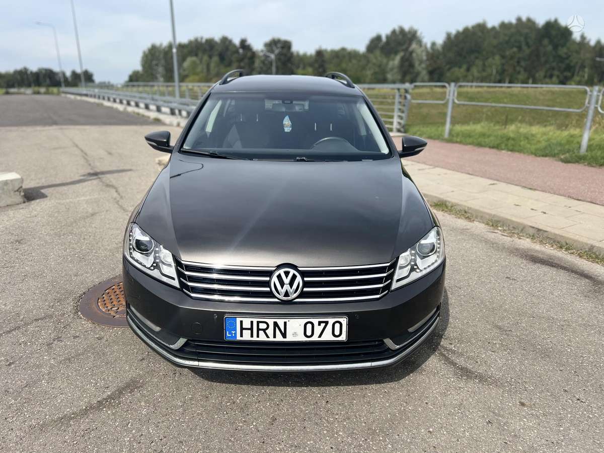Volkswagen Passat 2012 — rear view
