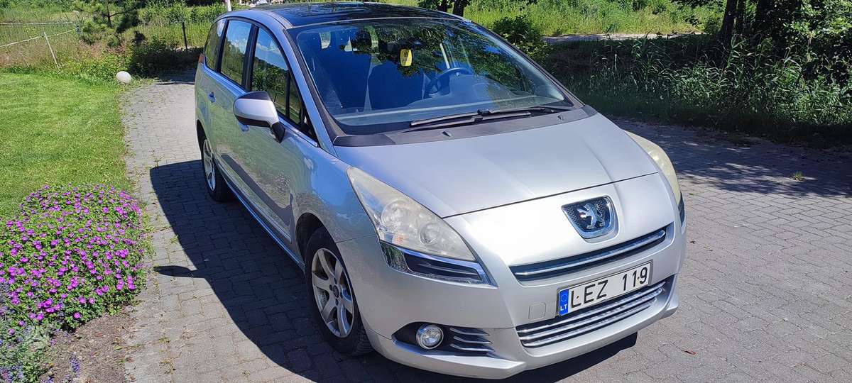 Peugeot 5008 2010 — rear view