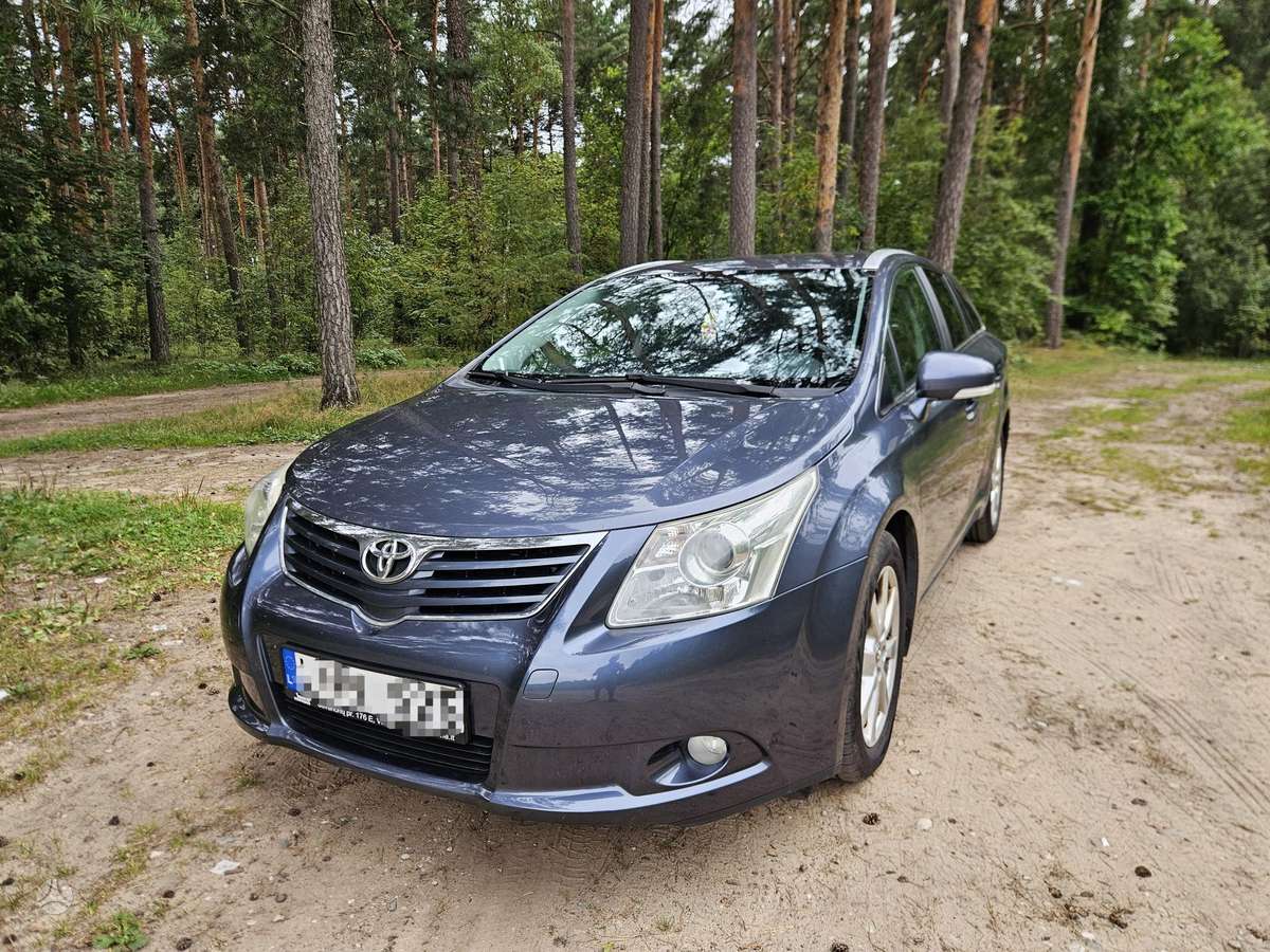 Toyota Avensis 2009 — вигляд ззаду