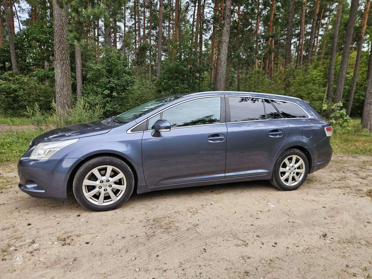 Toyota Avensis 2009 — салон